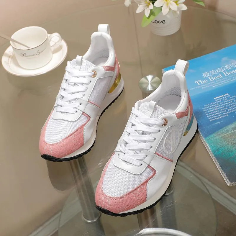 👟👟Ex-factory price 400👟👟 Men's size +10 Couple style, 2019 spring and summer new LOUIS VUITTON The same style of casual sports shoes is launched on Louis Vuitton's official website. Fabric: imported cowhide/cow velvet/breathable mesh, (imported mesh with silicone LV logo), rubber combination outsole, 2cm behind the sole, built-in 0.5cm comfortable feet, size 35-41 for women, 39-46 for men, welcome new and old customers to repost pictures for sale